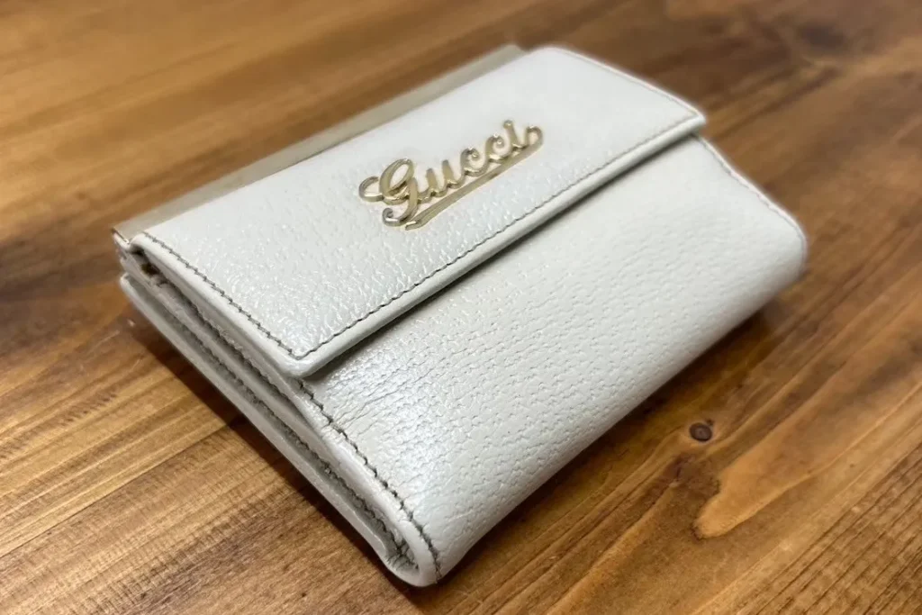 GUCCI グッチ 財布 折りたたみ財布 補色 フチ 縁 スレ 色褪せ 持ち手 補修 パイピング修理 修理事例 ビフォーアフター リペアスタジオ ブランドバッグ修理 白 カラーリング