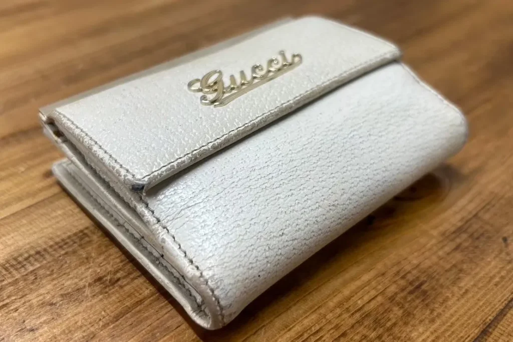 GUCCI グッチ 財布 折りたたみ財布 補色 フチ 縁 スレ 色褪せ 持ち手 補修 パイピング修理 修理事例 ビフォーアフター リペアスタジオ ブランドバッグ修理 白 カラーリング