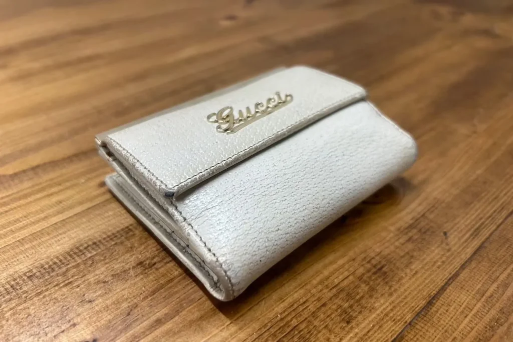 GUCCI グッチ 財布 折りたたみ財布 補色 フチ 縁 スレ 色褪せ 持ち手 補修 パイピング修理 修理事例 ビフォーアフター リペアスタジオ ブランドバッグ修理 白 カラーリング